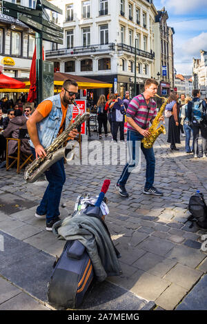 Straßenmusiker Saxophon spielen in city center, Brüssel, Belgien. Stockfoto