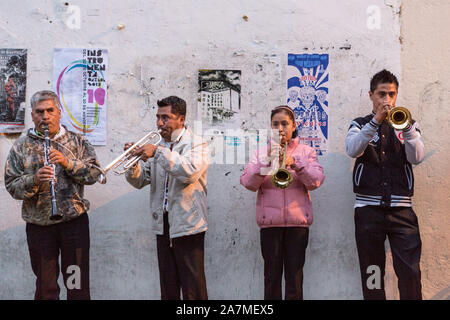 Eine Mariachi Band spielt auf der Straße, während der Tag der Toten Festival in Spanisch bekannt als Día de Muertos in Oaxaca, Mexiko. Stockfoto