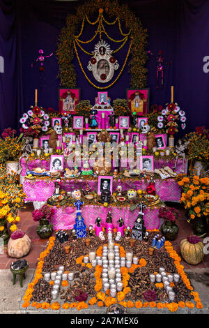 Ein Altar oder ofrendas eingerichtet, der Tag der Toten Festival in Spanisch als Día de Muertos November 2, 2013 in Oaxaca, Mexiko bekannt zu feiern. Stockfoto