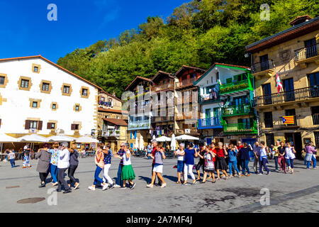 Tanzende im baskischen Dorf Festtanz auf dem Santiago Plaza des kleinen Fischerdorfes Pasajes de San Juan (Pasai Donibane), Spanien Stockfoto