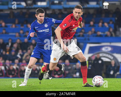 LONDON, ENGLAND - 18. FEBRUAR 2019: Jorge Luiz Filho (Frello Jorginho) von Chelsea und Nemanja Matic von Manchester dargestellt während der fünften Runde 2018/19 FA Cup Spiel zwischen dem FC Chelsea und Manchester United an der Stamford Bridge. Stockfoto