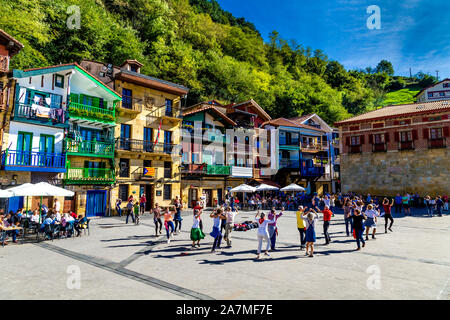 Tanzende im baskischen Dorf Festtanz auf dem Santiago Plaza des kleinen Fischerdorfes Pasajes de San Juan (Pasai Donibane), Spanien Stockfoto