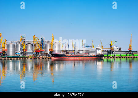 Alte Schiff ist in einem cargo Port auf dem Meer Stockfoto