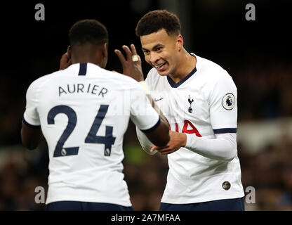 Tottenham Hotspur der Dele Alli (rechts) feiert zählenden erste Ziel seiner Seite des Spiels mit Serge Aurier während der Premier League Spiel im Goodison Park, Liverpool. Stockfoto