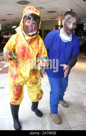 Neuss, Deutschland. 02 Nov, 2019. Zombie Cosplayer am Wochenende der Hölle im Crowne Plaza. Neuss, 02.11.2019 | Verwendung der weltweiten Kredit: dpa/Alamy leben Nachrichten Stockfoto