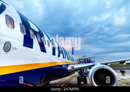 Ryanair Flugzeug auf der Rollbahn am Flughafen Biarritz, Frankreich Stockfoto