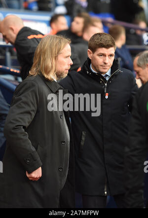 Hampden Park, Glasgow. Schottland, Großbritannien. 3. November, 2019. Betfred, Scottish League Cup Halbfinale. Förster 3 vs Herzen.0 L/r Herzen Interim Manager Austin MacPhee mit Rangers Manager Steven Gerrard. Quelle: Eric mccowat/Alamy leben Nachrichten Stockfoto