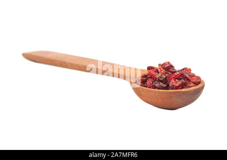 Trockene rote Berberitze in hölzernen Löffel auf weißem Hintergrund Stockfoto