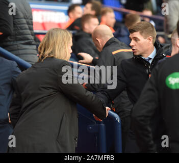 Hampden Park, Glasgow. Schottland, Großbritannien. 3. November, 2019. Betfred, Scottish League Cup Halbfinale. Förster 3 vs Herzen.0 L/r Herzen Interim Manager Austin MacPhee mit Rangers Manager Steven Gerrard. Quelle: Eric mccowat/Alamy leben Nachrichten Stockfoto