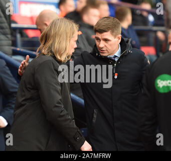 Hampden Park, Glasgow. Schottland, Großbritannien. 3. November, 2019. Betfred, Scottish League Cup Halbfinale. Förster 3 vs Herzen.0 L/r Herzen Interim Manager Austin MacPhee mit Rangers Manager Steven Gerrard. Quelle: Eric mccowat/Alamy leben Nachrichten Stockfoto