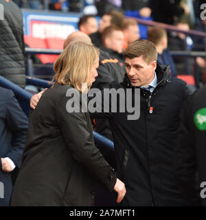 Hampden Park, Glasgow. Schottland, Großbritannien. 3. November, 2019. Betfred, Scottish League Cup Halbfinale. Förster 3 vs Herzen.0 L/r Herzen Interim Manager Austin MacPhee mit Rangers Manager Steven Gerrard. Quelle: Eric mccowat/Alamy leben Nachrichten Stockfoto