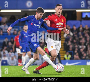 LONDON, ENGLAND - 18. FEBRUAR 2019: Jorge Luiz Filho (Frello Jorginho) von Chelsea und Nemanja Matic von Manchester dargestellt während der fünften Runde 2018/19 FA Cup Spiel zwischen dem FC Chelsea und Manchester United an der Stamford Bridge. Stockfoto