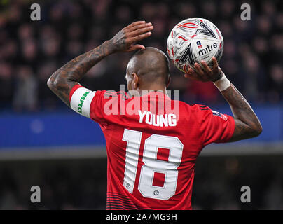 LONDON, ENGLAND - Februar 18, 2019: Ashley Young von Manchester dargestellt während der fünften Runde 2018/19 FA Cup Spiel zwischen dem FC Chelsea und Manchester United an der Stamford Bridge. Stockfoto