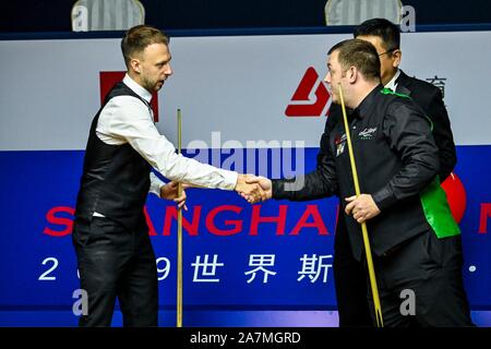 Judd Trump von England, Links, und Mark Allen von Nordirland, Recht, Hände schütteln im Viertelfinale von 2019 Snooker Shanghai Masters in Shangh Stockfoto
