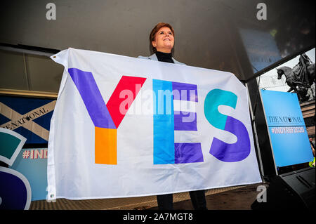 Glasgow, UK. 02 Nov, 2019. Erster Minister Nicola Sturgeon (SNP) hält einen ja Banner nach ihrer Rede während der IndyRef Rallye 2020 durch die nationale Zeitung gehostet werden. Credit: SOPA Images Limited/Alamy leben Nachrichten Stockfoto