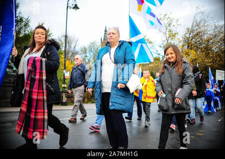 Glasgow, UK. 02 Nov, 2019. März Demonstranten auf der Straße während der Demonstration. Rund 100 Demonstranten marschierten durch die Straßen von Glasgow gegen Brexit, die Frist vom 31. Oktober verlängert bis zum 31. kam im Januar 2020 zu protestieren. Credit: SOPA Images Limited/Alamy leben Nachrichten Stockfoto