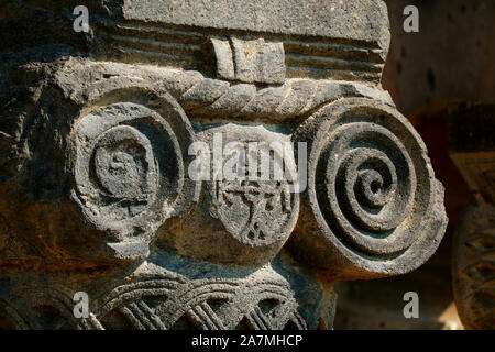 Wunderschöne Hauptstadt des Armenischen ionischen Säule im Programmpreis Kathedrale Ruinen, Provinz Armavir, Armenien Stockfoto