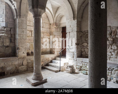 Abbadia San Salvatore, Italien - 24 April 2019: Innenraum mit Säulen in einer Gruft. Stockfoto