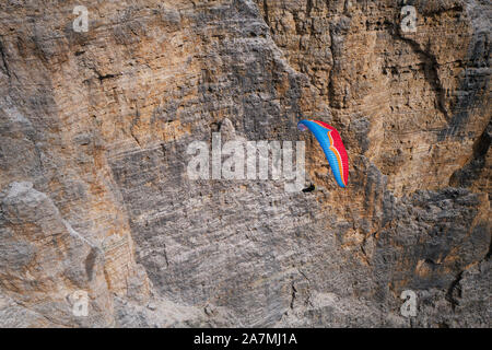 Luftaufnahme des Paragliding Piloten in der Sellagruppe, Dolomiten. Stockfoto