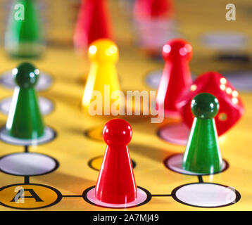 Stücke und einen Würfel auf einer Ludo Brettspiel Stockfoto