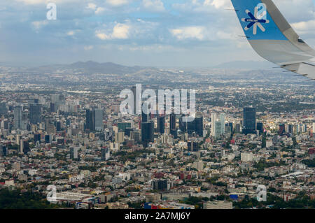 Mexiko City, Mexiko - 10/23/2017: Die zersiedelung von Mexiko City und einen Blick auf den Paseo de la Reforma von einem interjet Flug Stockfoto