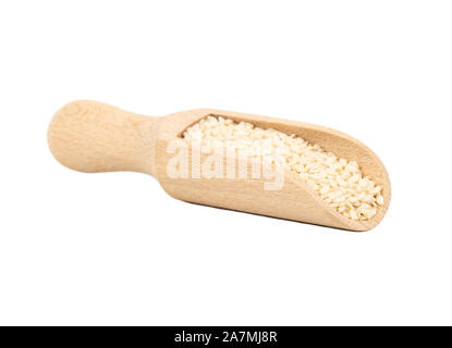 Sesamsamen in Holz- Schaufel auf weißem Hintergrund Stockfoto