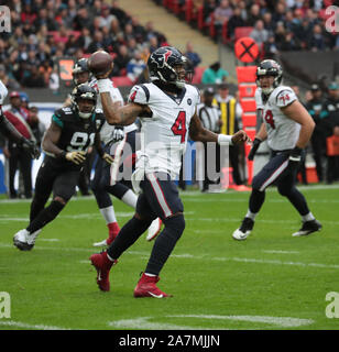 London, Großbritannien. 03 Nov, 2019. Houston Texans Quartal zurück Deshaun Watson wirft der Fußball im Spiel gegen die Jacksonville Jaguars in der NFL London Serie in London am Sonntag, November 03, 2019. Houston Texans schlugen die Jacksonville Jaguars 26-3. Foto von Hugo Philpott/UPI Quelle: UPI/Alamy leben Nachrichten Stockfoto