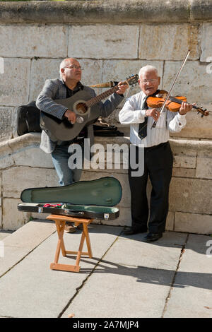 Gaukler auf Schritte von Fisherman's Bastion. Die Budaer Burg, Budapest Stockfoto