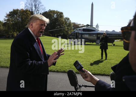 Washington, USA. 03 Nov, 2019. Präsident Donald Trump spricht mit Mitgliedern der Medien auf dem Südrasen des Weißen Hauses, als er an das Weiße Haus kommt nach einer Reise nach New York am 3. November 2019 in Washington, DC. Foto von Oliver Contreras/UPI Quelle: UPI/Alamy leben Nachrichten Stockfoto