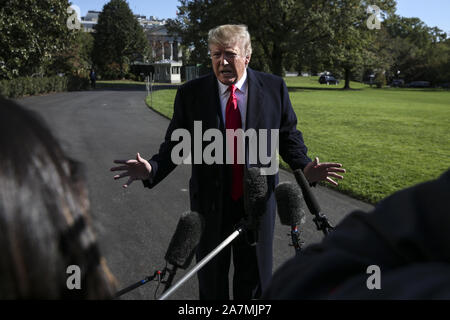 Washington, USA. 03 Nov, 2019. Präsident Donald Trump spricht mit Mitgliedern der Medien auf dem Südrasen des Weißen Hauses, als er an das Weiße Haus kommt nach einer Reise nach New York am 3. November 2019 in Washington, DC. Foto von Oliver Contreras/UPI Quelle: UPI/Alamy leben Nachrichten Stockfoto