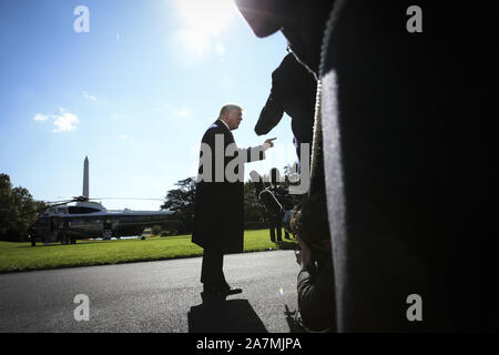 Washington, USA. 03 Nov, 2019. Präsident Donald Trump spricht mit Mitgliedern der Medien auf dem Südrasen des Weißen Hauses, als er an das Weiße Haus kommt nach einer Reise nach New York am 3. November 2019 in Washington, DC. Foto von Oliver Contreras/UPI Quelle: UPI/Alamy leben Nachrichten Stockfoto