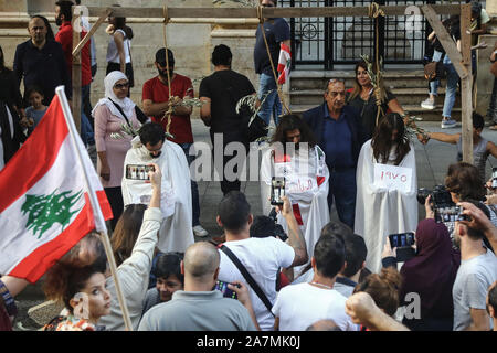 Beirut, Libanon. 03 Nov, 2019. Demonstranten während einer anti-government Protests in Downtown Beirut gehängt zu werden. Demonstranten nahmen die Straßen im Libanon gegen die Regierung für die 18 nachfolgenden Tag zu protestieren. Credit: Marwan Naamani/dpa/Alamy leben Nachrichten Stockfoto
