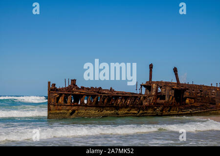 Foto der Schiffbruch der SS Maheno auf Fraser Island mit einem wolkenlosen Himmel im Hintergrund. Fraser Island ist aus Queensland entfernt in easte Stockfoto