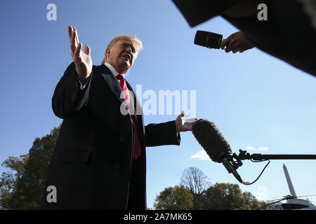 Washington, USA. 03 Nov, 2019. Präsident Donald Trump spricht mit Mitgliedern der Medien auf dem Südrasen des Weißen Hauses, als er an das Weiße Haus kommt nach einer Reise nach New York am 3. November 2019 in Washington, DC. Foto von Oliver Contreras/UPI Quelle: UPI/Alamy leben Nachrichten Stockfoto