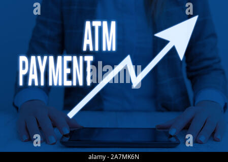 Schreiben Hinweis mit ATM-Zahlung. Business Konzept für bargeldlose Zahlung durch tragbare elektronische Geräte Stockfoto