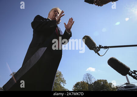 Washington, USA. 03 Nov, 2019. Präsident Donald Trump spricht mit Mitgliedern der Medien auf dem Südrasen des Weißen Hauses, als er an das Weiße Haus kommt nach einer Reise nach New York am 3. November 2019 in Washington, DC. Foto von Oliver Contreras/UPI Quelle: UPI/Alamy leben Nachrichten Stockfoto