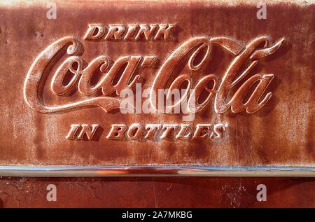 New Mexico, USA - 21. Juli 2017: Zeichen von Coca-Cola in einem rostig und alt Metall lackiert. Coca-Cola ist eine kohlensäurehaltige Softdrinks von Coca-Cola Co produziert Stockfoto