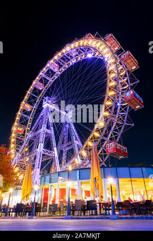 Prater Riesenrad in Wien (Österreich) bei Nacht Stockfoto