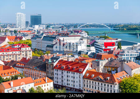 Stadtbild von Bratislava (Slowakei) mit den beiden Brücken Stary Die meisten und Apollo Brücke Stockfoto