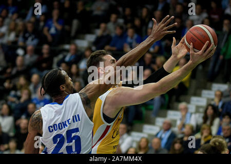 Treviso, Italien, 03. November 2019, Tiro von Zach Thomas (Pesaro) behindert von Charles cooke iii (Treviso) während De Longhi Treviso Warenkorb vs Carpegna Prosciutto Warenkorb Pesaro - Italienische Basketball eine Serie Meisterschaft - Credit: LPS/Ettore Griffoni/Alamy leben Nachrichten Stockfoto