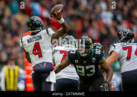 Wembley Stadion, London, UK. 3. November, 2019. National Football League, Houston Texans gegen Jacksonville Jaguars; Quarterback Deshaun Watson von Houston Texans passt den Ball - Redaktionelle Verwendung Credit: Aktion plus Sport/Alamy leben Nachrichten Stockfoto