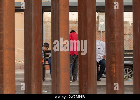 Blick durch den mexikanischen Grenzzaun der USA, Trump Wall, Blick von den USA durch Mexiko in der Stadt Nogales, USA, Mexiko. Stockfoto