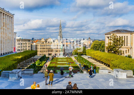 Blick auf den Parc du Mont des Arts in Richtung der Spitze des Brüsseler Rathaus - Brüssel, Belgien. Stockfoto