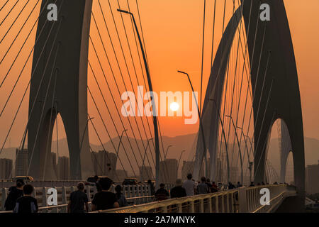 Die Ansicht des Xinshougang Brücke, die vor kurzem für die Öffentlichkeit geöffnet ist yongding Fluss zu überqueren, zieht die Aufmerksamkeit der lokalen Bürger dank der spe Stockfoto