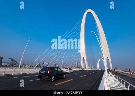 Die Ansicht des Xinshougang Brücke, die vor kurzem für die Öffentlichkeit geöffnet ist yongding Fluss zu überqueren, zieht die Aufmerksamkeit der lokalen Bürger dank der spe Stockfoto