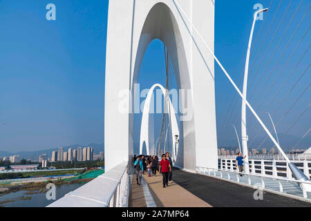 Die Ansicht des Xinshougang Brücke, die vor kurzem für die Öffentlichkeit geöffnet ist yongding Fluss zu überqueren, zieht die Aufmerksamkeit der lokalen Bürger dank der spe Stockfoto