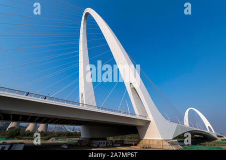 Die Ansicht des Xinshougang Brücke, die vor kurzem für die Öffentlichkeit geöffnet ist yongding Fluss zu überqueren, zieht die Aufmerksamkeit der lokalen Bürger dank der spe Stockfoto