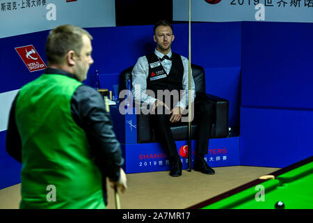Mark Allen von Nordirland, links, hält einen Schuß zu Judd Trump von England, rechts, im Viertelfinale von 2019 Snooker Shanghai Masters in Shangh Stockfoto