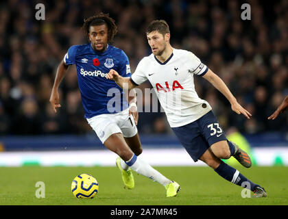 Tottenham Hotspur ist Ben Davies (rechts) und Everton's Alex Iwobi in Aktion während der Premier League Spiel im Goodison Park, Liverpool. Stockfoto