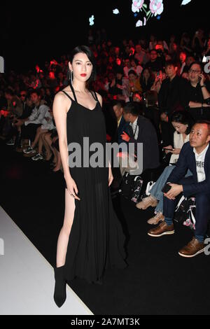 Japanische Model und Schauspielerin Ayaka Miyoshi besucht die Belle International Fashion Gala in Shanghai, China, 24. September 2019. Stockfoto